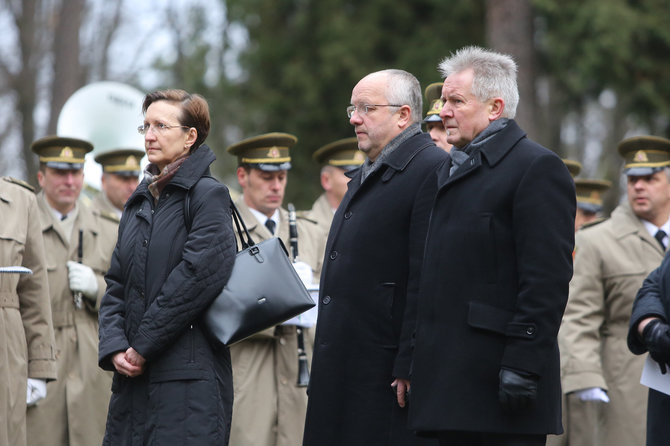 Juliaus Kalinsko/15min.lt nuotr./Iš kairės: Vokietijos ambasadorė Lietuvoje Jutta Schmitz, Krašto apsaugos ministras Juozas Olekas, Algirdas Sysas 