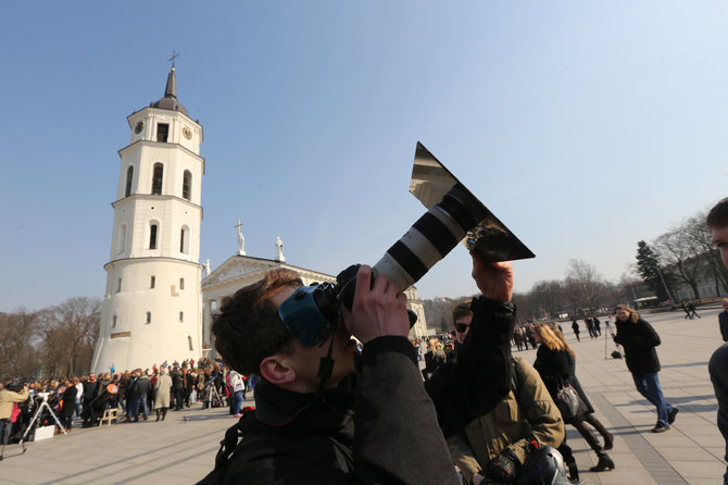 Juliaus Kalinsko / 15min nuotr./Vilniečiai stebi Saulės užtemimą 2015 m.
