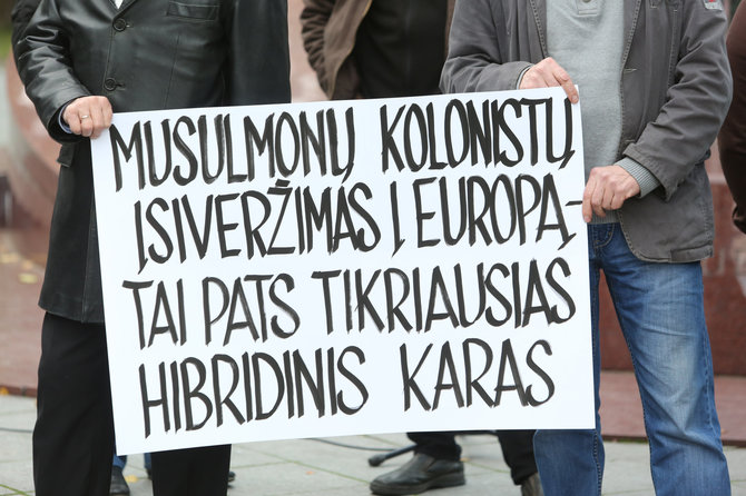 Juliaus Kalinsko / 15min nuotr./Protestas pries imigraciją Vilniuje