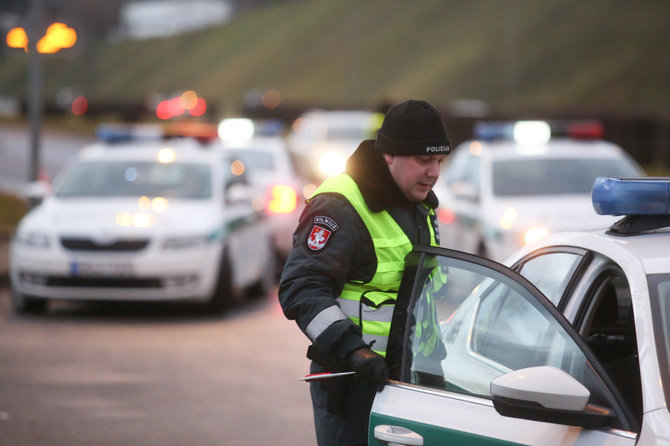 Juliaus Kalinsko/15min.lt nuotr./Policijos reidas Geležinio Vilko gatvėje