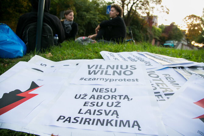Juliaus Kalinsko / 15min nuotr./Vilniuje vyko solidarumo su Lenkijos moterimis akcija „Juodasis pirmadienis“