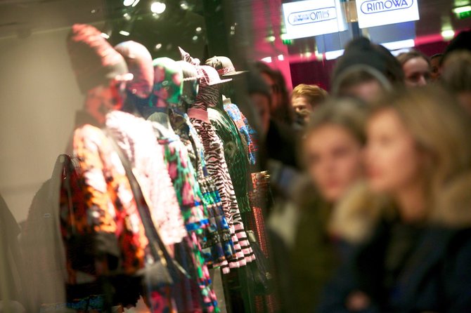Juliaus Kalinsko / 15min nuotr./Vilniuje pradėta prekiauti „Kenzo x H&M“ kolekcijos drabužiais