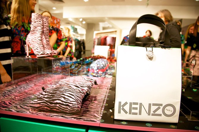 Juliaus Kalinsko / 15min nuotr./Vilniuje pradėta prekiauti „Kenzo x H&M“ kolekcijos drabužiais