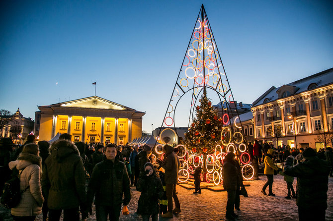 Juliaus Kalinsko / 15min nuotr./Vilniaus Rotušės aikštėje įžiebta Kalėdų eglė