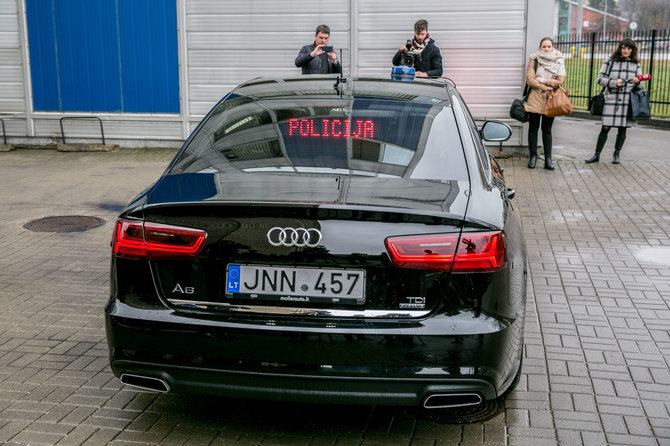 Juliaus Kalinsko / 15min nuotr./Nežymėtas „Audi A6 quattro”  policijos automobilis