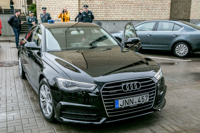 Juliaus Kalinsko / 15min nuotr./Nežymėtas „Audi A6 quattro“ policijos automobilis