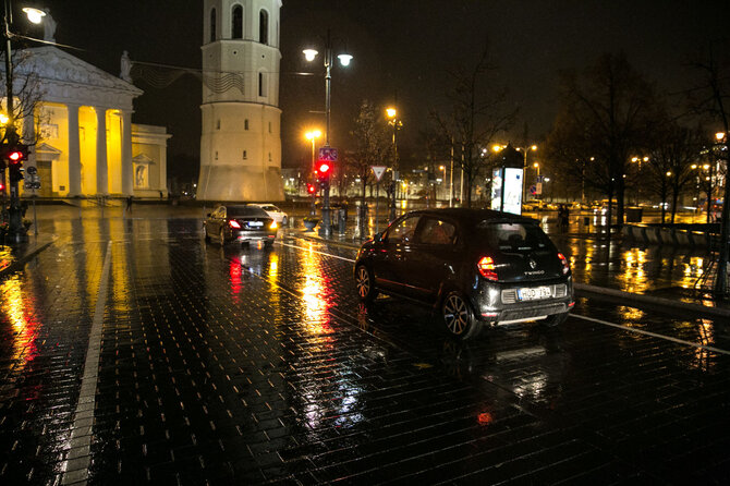 Juliaus Kalinsko / 15min nuotr./Vilniaus Gedimino pr. raudonai degantis šviesoforas