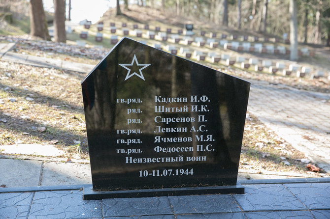 Juliaus Kalinsko / 15min nuotr./Paminklai Antakalnio kapinėse, sukėlę sąmyšį
