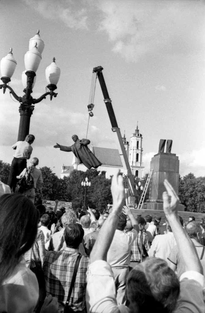 J.Juknevičiaus nuotr./Po žlugusio pučo Maskvoje, 1991 m. rugpjūčio 23 d. Vilniaus Lukiškių aikštėje nukeliamas  V.I.Lenino paminklas