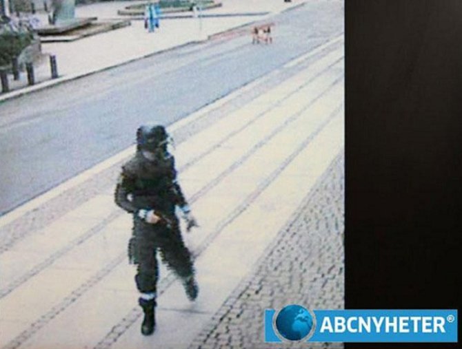 „Reuters“/„Scanpix“ nuotr./Andersas Behringas Breivikas, užfiksuotas stebėjimo kamerų likus kelioms minutėms iki pirmojo išpuolio