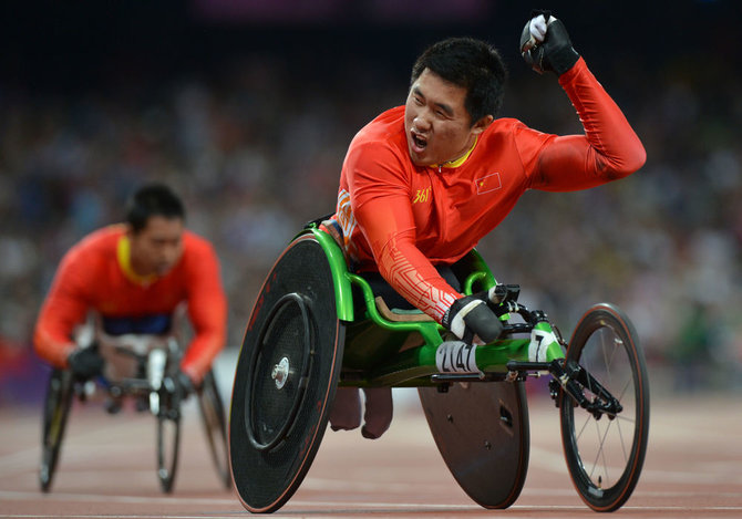 AFP/„Scanpix“ nuotr./Kinietis Li Huzhao džiaugiasi parolimpiniu aukso medaliu.