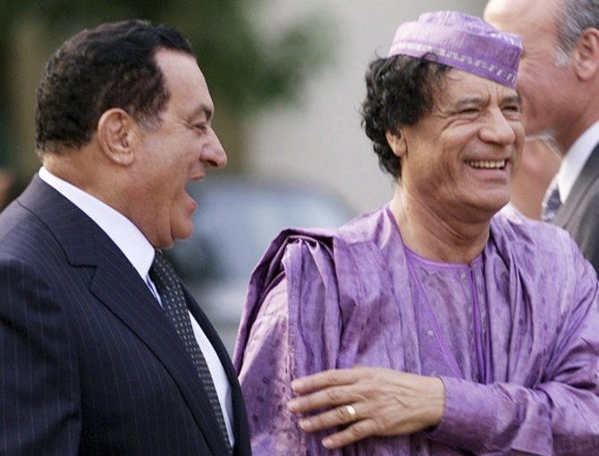 „Reuters“/„Scanpix“ nuotr./Hosni Mubarakas (kairėje) ir Muamaras Kadhafi (2002 m.)