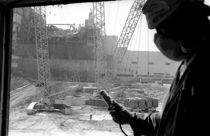 AP/„Scanpix“ nuotr./Darbininkas matuoja radiacijos lygi prie Černobylio atominės elektrinės (1986 m. gegužės 12 d.)