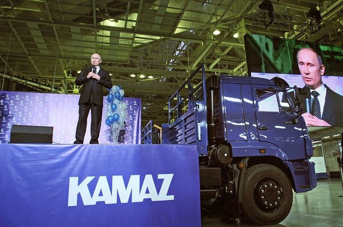 AP/„Scanpix“ nuotr./Vladimiras Putinas ne kartą pozavo prie „Kamaz“ sunkvežimių