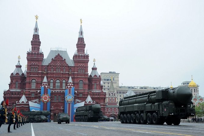 AFP/„Scanpix“ nuotr./Kariniame parade pademonstruotos Rusijos „Topol“ balistinės raketos