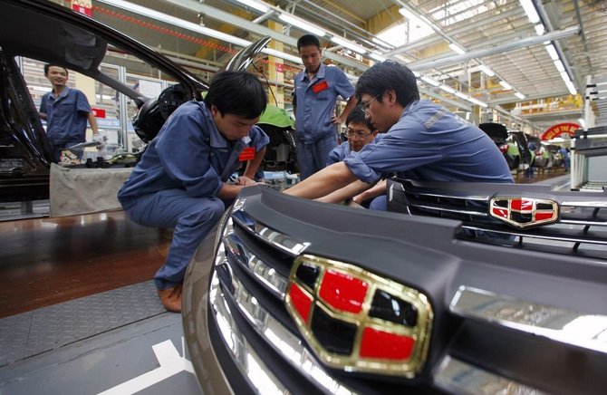 „Reuters“/„Scanpix“ nuotr./Kinijos automobilių gamykloje
