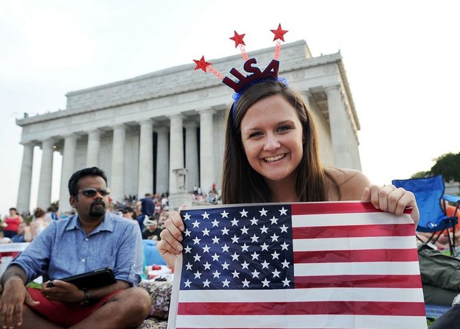 AFP/„Scanpix“ nuotr./Prie Lincolno memorialo susirinkę žmonės laukia fejerverkų.