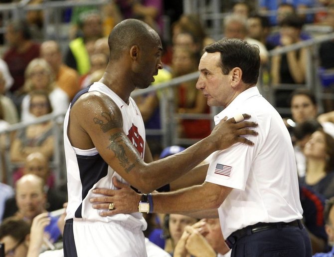 „Reuters“/„Scanpix“ nuotr./Kobe Bryantas kalba su JAV rinktinės treneriu Mike'u Krzyzewskiu