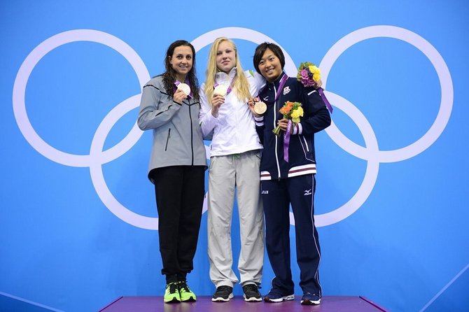 AFP/„Scanpix“ nuotr./Olimpinė čempionė Rūta Meilutytė (centre), antrosios vietos laimėtoja amerikietė Rebecca Soni (kairėje).
