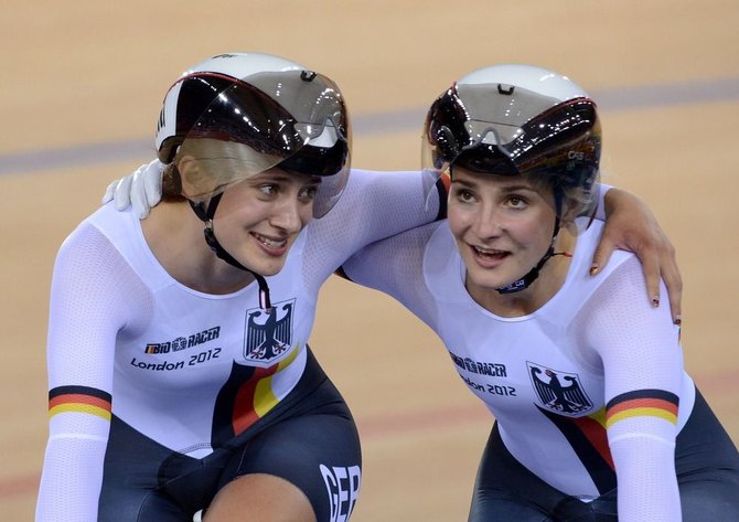 „Scanpix“ nuotr./Vokietijos dviratininkės Miriam Welte ir Kristina Vogel 2102 metais laimėjo auksą olimpinėse žaidynėse komandinio sprinto rungtyje.
