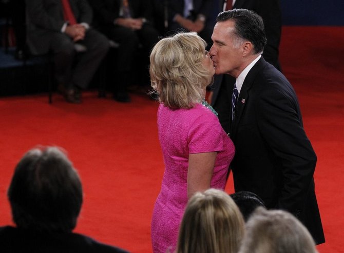 „Reuters“/„Scanpix“ nuotr./Mitto Romney ir jo žmonos Annos bučinys