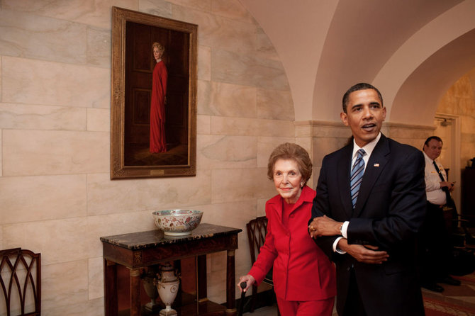 Pete'as Souza/Baltųjų rumų nuotr./Barackas Obama su Nancy Reagan