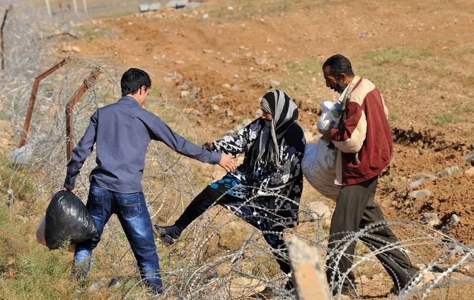 AFP/„Scanpix“ nuotr./Sirijos gyventojai kerta Turkijos sieną