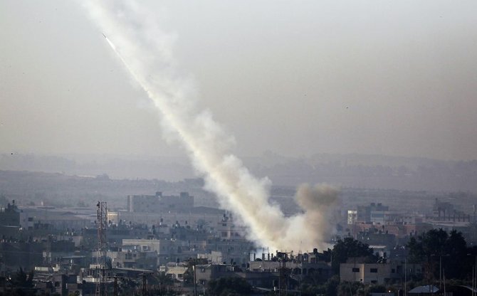 AFP/„Scanpix“ nuotr./Iš Gazos Ruožo į Izraelį šaunamos raketos