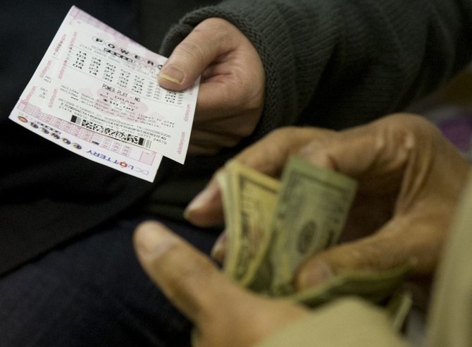 AFP/„Scanpix“ nuotr./Perkami „PowerBall“ loterijos bilietai