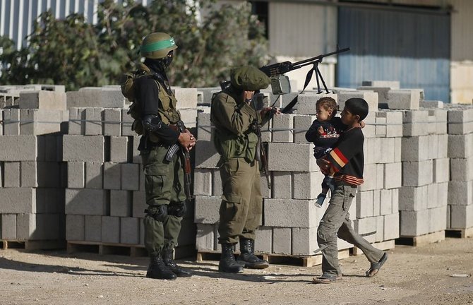 „Reuters“/„Scanpix“ nuotr./Palestinos kariai laukia atvykstančio „Hamas“ lyderio