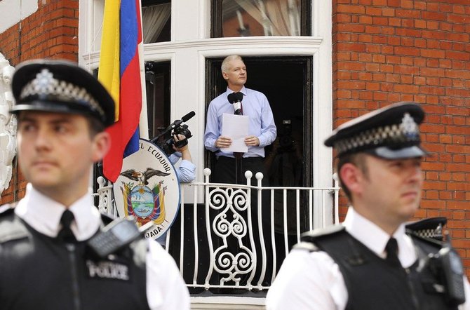 „Reuters“/„Scanpix“ nuotr./„WikiLeaks“ įkūrėjas Julianas Assange'as Londone