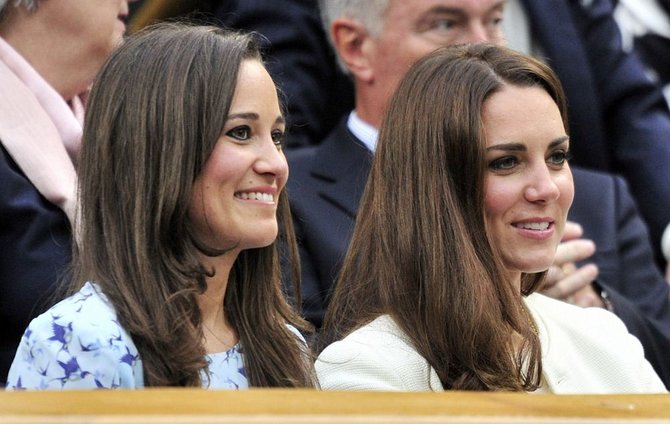 „Reuters“/„Scanpix“ nuotr./Kembridžo hercogienė Catherine (dešinėje) su seserimi Pipa Middleton Vimbeldono teniso turnyre