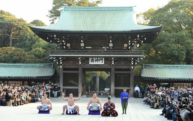 Naujųjų metų pagerbimas „Meiji“ šventykloje