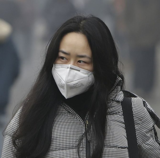 „Reuters“/„Scanpix“ nuotr./Moteris su respiratoriumi