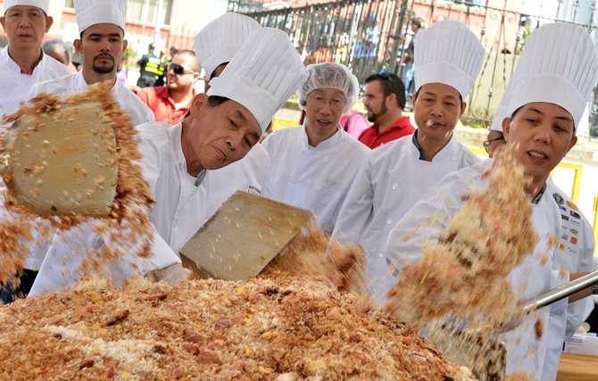 AFP/„Scanpix“ nuotr./Ruošiamas ryžių patiekalas