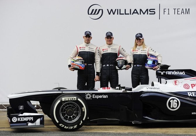 AFP/„Scanpix“ nuotr./Pastoras Maldonado (kairėje), Valtteri Bottas (centre) ir Susie Wolff prie „Williams FW35“ bolido