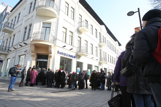 Žmonių eilė laukia kada bus atidarytas Šiaulių banko skyrius Kaune