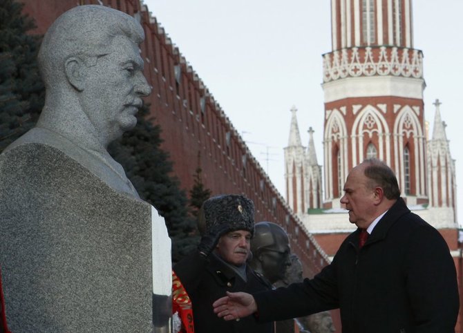 „Reuters“/„Scanpix“ nuotr./Komunistų partjos lyderis Gennadjus  Zyuganovas padėjo gėlių prie Josifo Stalino kapo