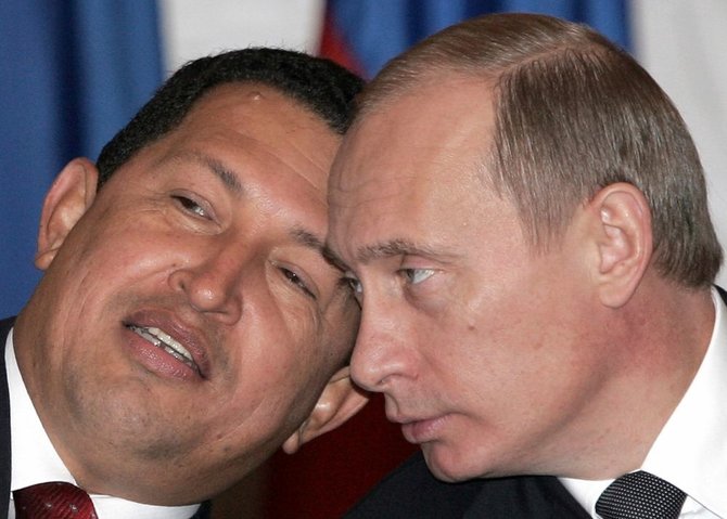 AFP/„Scanpix“ nuotr./Hugo Chavezas ir Rusijos prezidentas Vladimiras Putinas 2004 metais
