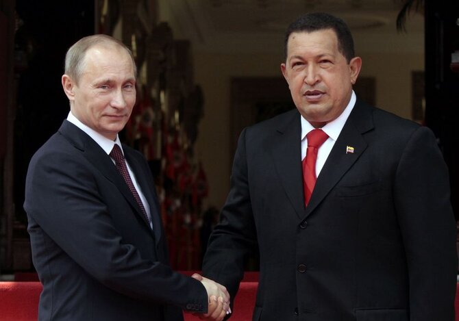 „Reuters“/„Scanpix“ nuotr./Rusijos prezidentas Vladimiras Putinas ir Venesuelos prezidentas Hugo Chavezas