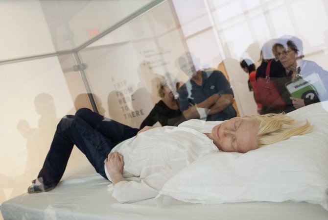 „Reuters“/„Scanpix“ nuotr./Muziejuje mieganti aktorė Tilda Swinton