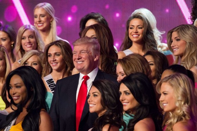 AFP/„Scanpix“ nuotr./Donaldas Trumpas su „Miss JAV 2013“ dalyvėmis