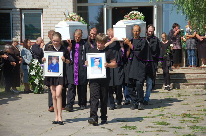Donatos Veliūtės-Kazlauskienės nuotr./Airijoje nužudytos lietuvės Jolantos Lubienės ir jos aštuonerių metų dukros laidotuvės