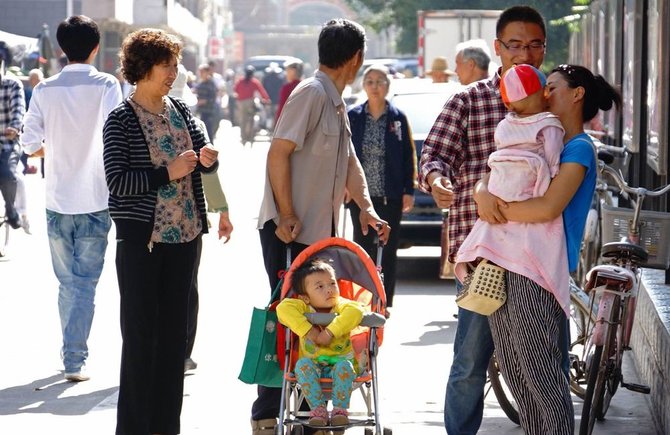 AFP/„Scanpix“ nuotr./Į gatvę žemės drebėjimo metu išbėgę miesto gyventojai.