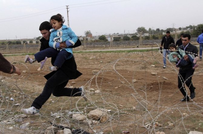 „Reuters“/„Scanpix“ nuotr./Vietos gyventojai bėga iš Sirijos.