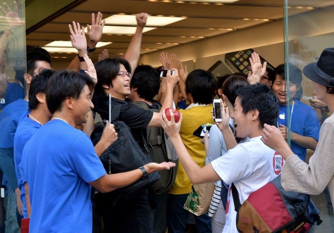 AFP/„Scanpix“ nuotr./Tokijuje klientai skuba įsigyti „iPhone 5s“