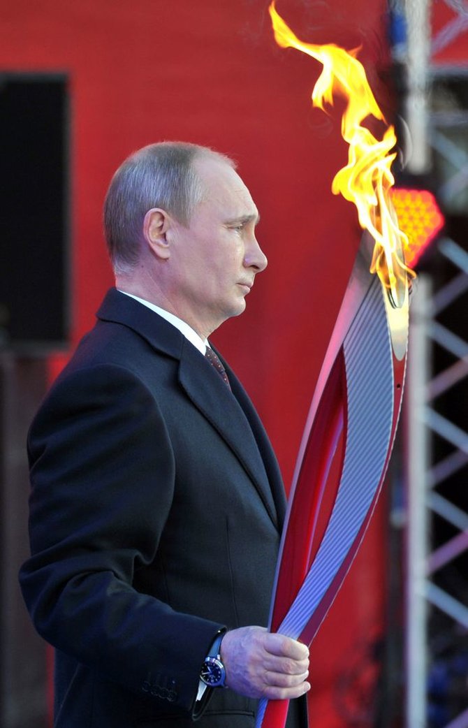 AFP/„Scanpix“ nuotr./Rusijos prezidentas Vladimiras Putinas laiko Sočio olimpinių žaidynių deglą.