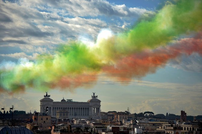 AFP/„Scanpix“ nuotr./Italijos vėliavos spalvų debesys virš Romos
