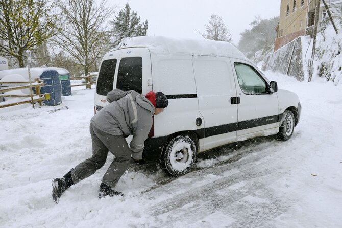 Vyras stumia automobilį.
