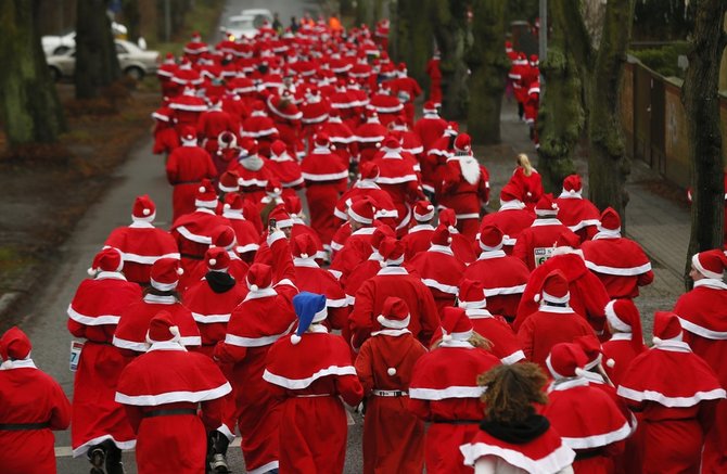 „Reuters“/„Scanpix“ nuotr./Kalėdų senelių bėgimas Vokietijoje